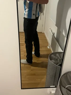 Svarta raka jeans herr