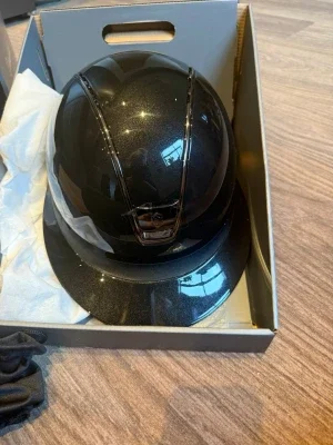 Svart glansig samshield ridhjälm
