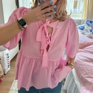 Rosa blus med knyt och puffärm