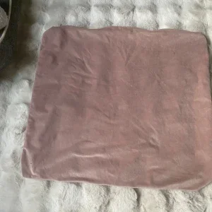 Örngott från Ellos i samet rosa