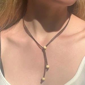 Handgjort halsband av konstläder med träpärlor