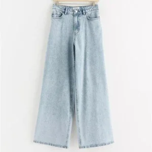 Ljusblå jeans med vida ben