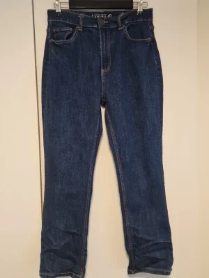 Mörkblå raka jeans med hög midja
