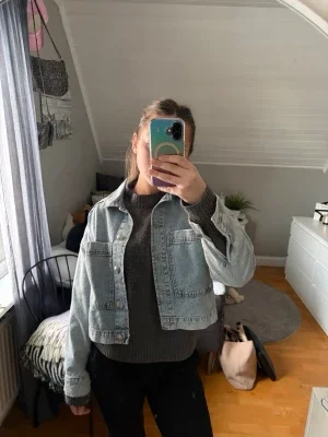 Ljusblå cropped jeansjacka