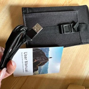Svart solcellsladdare med USB-kabel