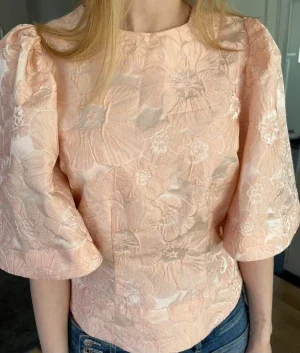 Persikofärgad blus med puffärm