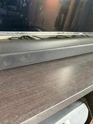 Svart soundbar med subwoofer