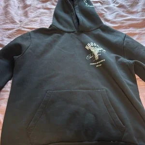 Svart hoodie från Hoodrich och svart hoodrich mjukis byxor