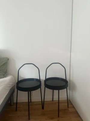 Två svarta sidobord i metall
