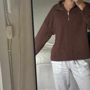 Brun half zip sweatshirt