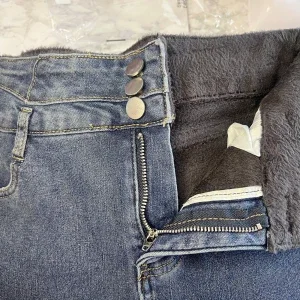 Blå fodrade rak jeans med hög midja varm