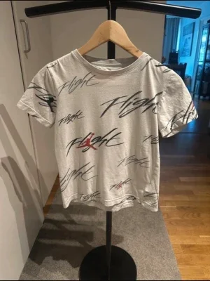 Vit Jordan Flight t-shirt 10-12år