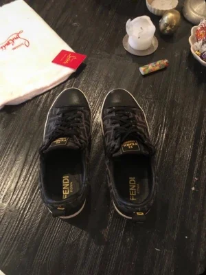 Svarta Fendi sneakers med monogram
