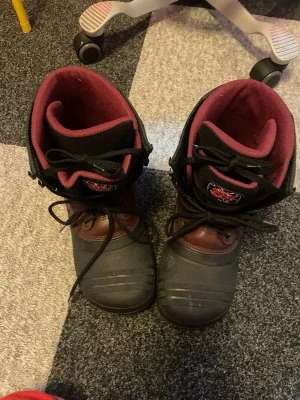 Snowboard boots