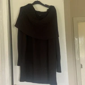 Svart stickad klänning från H&M