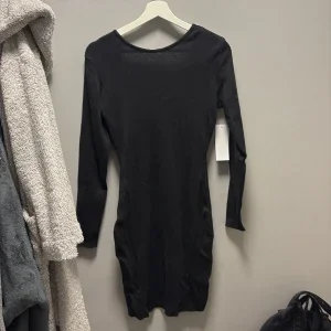 Svart stickad klänning från Bubbleroom
