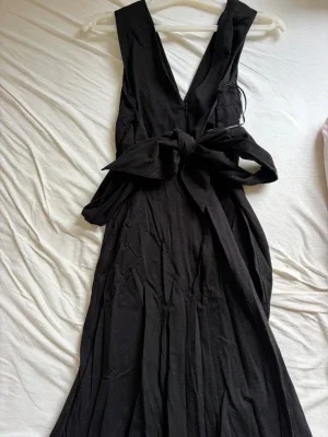 Svart midi klänning ifrån Massimo dutti passar xs-s