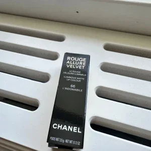 Chanel Rouge Allure Velvet 66 L'Indomabile