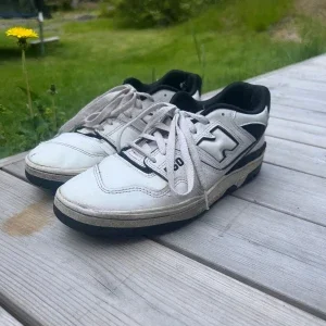 Vita och svarta New Balance sneakers
