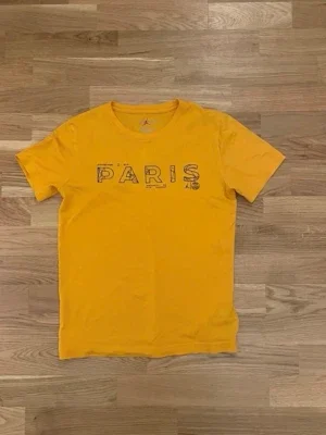 Gul Paris t-shirt från Jordan