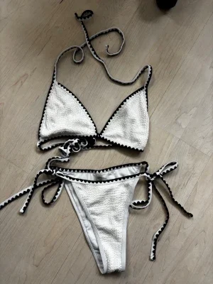 Vit bikini med svarta detaljer