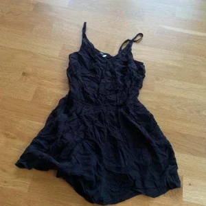 Svart kort playsuit med smala axelband