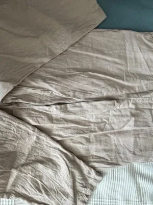 Beige linnebyxor med dragsko