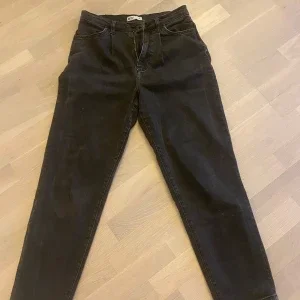 Svarta raka jeans från Gina Tricot