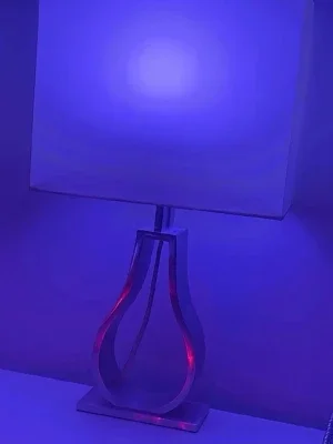 Modern bordslampa med fyrkantig skärm