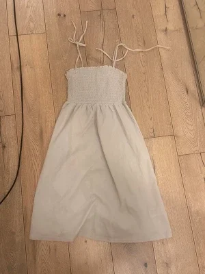 Två vita sommarklänningar