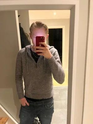 Grå stickad hoodie med dragkedja