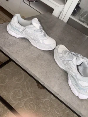 Vita och grå Asics sneakers