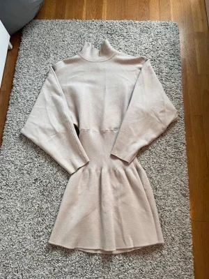 Beige stickad klänning från Zara