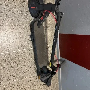 Svart elsparkcykel från Xiaomi