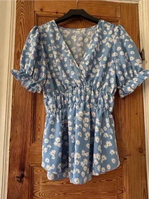 Blommig blå blus med puffärm
