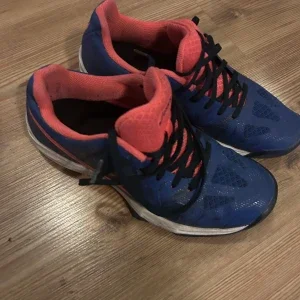 Blå och rosa Asics träningsskor