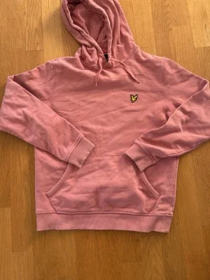 Rosa hoodie från Lyle & Scott
