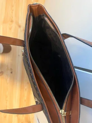 Brun och svart mönstrad handväska