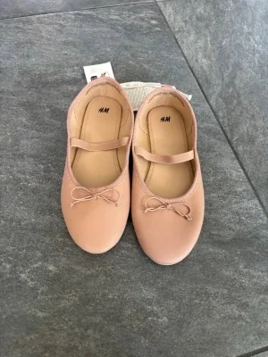 Ljusa rosa ballerinaskor från H&M