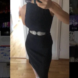 Svart midi klänning