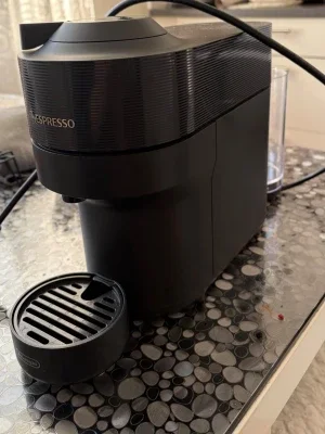 Svart Nespresso kaffemaskin DeLonghi