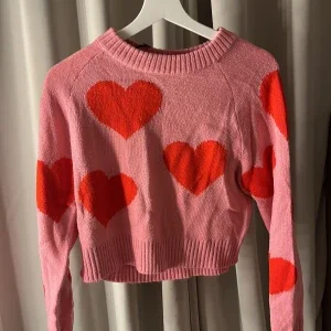 Rosa stickad tröja med hjärtan