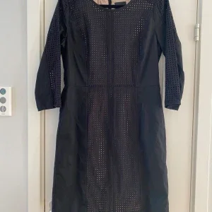 Ny Svart hålmönstrad klänning i strl 42 från Inwear modell Cortado
