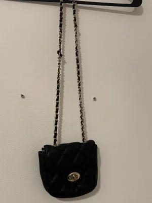 Svart quiltad axelväska med kedja