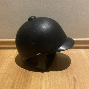 Svart ridhjälm med hakrem