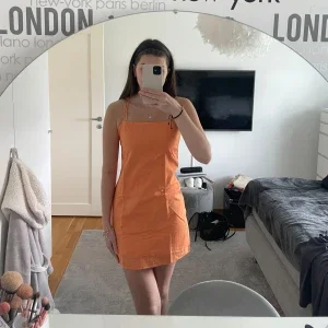 Orange klänning