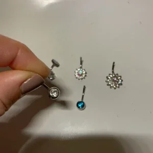 Navelpiercing vit sten