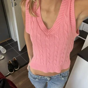 Rosa stickad väst