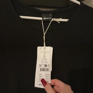 Svart långärmad maxiklänning Gina Tricot