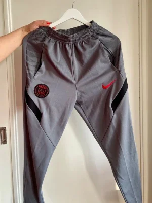 Gråa PSG träningsbyxor från Nike